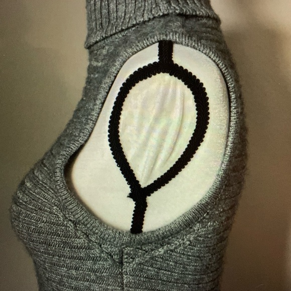 MODA International Sleeveless Turtleneck - Gray - Size M - Picture 4 of 6